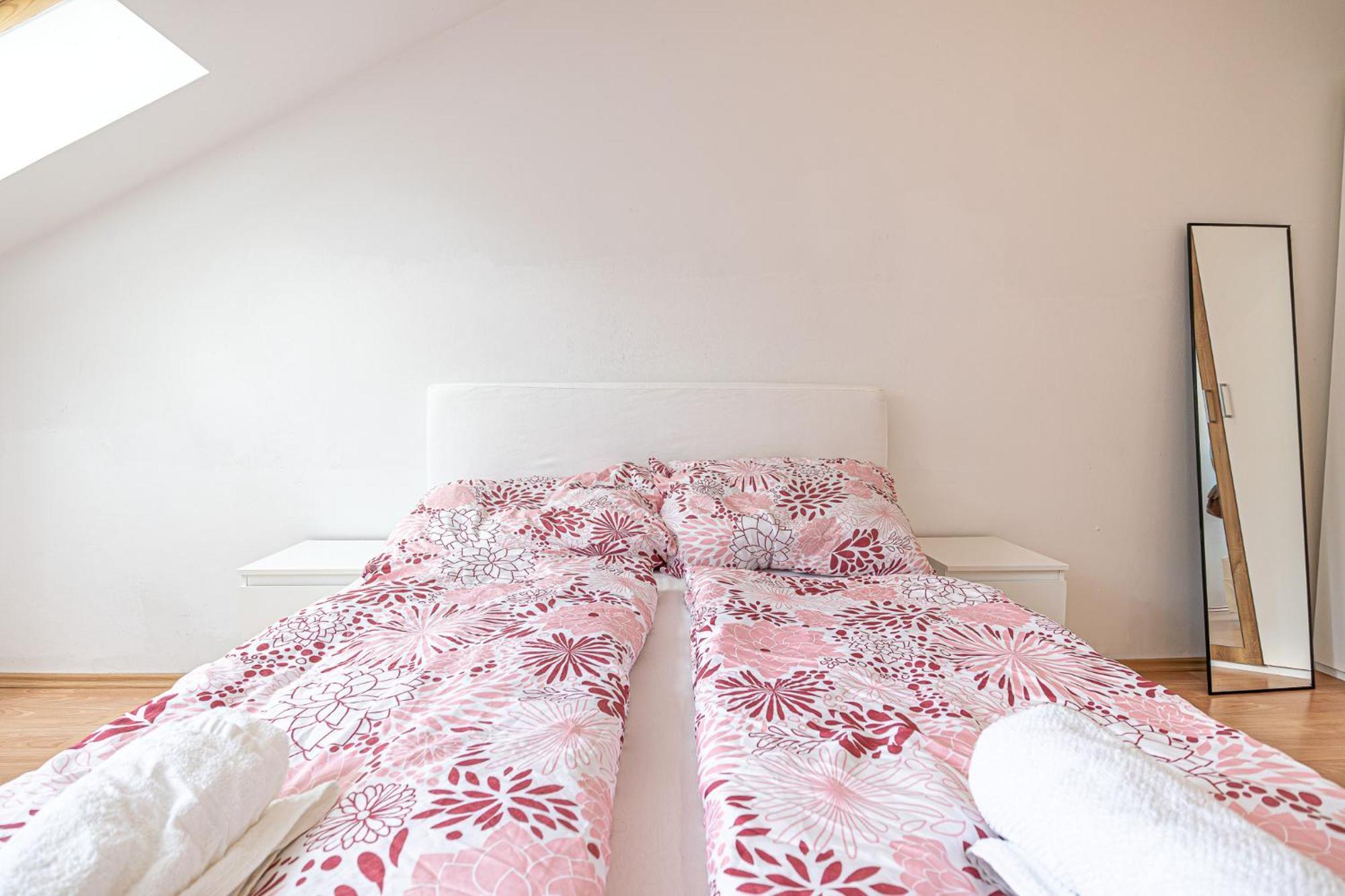 Apartment Cozy 1br Comfortable Design/@ Schoenbrunn